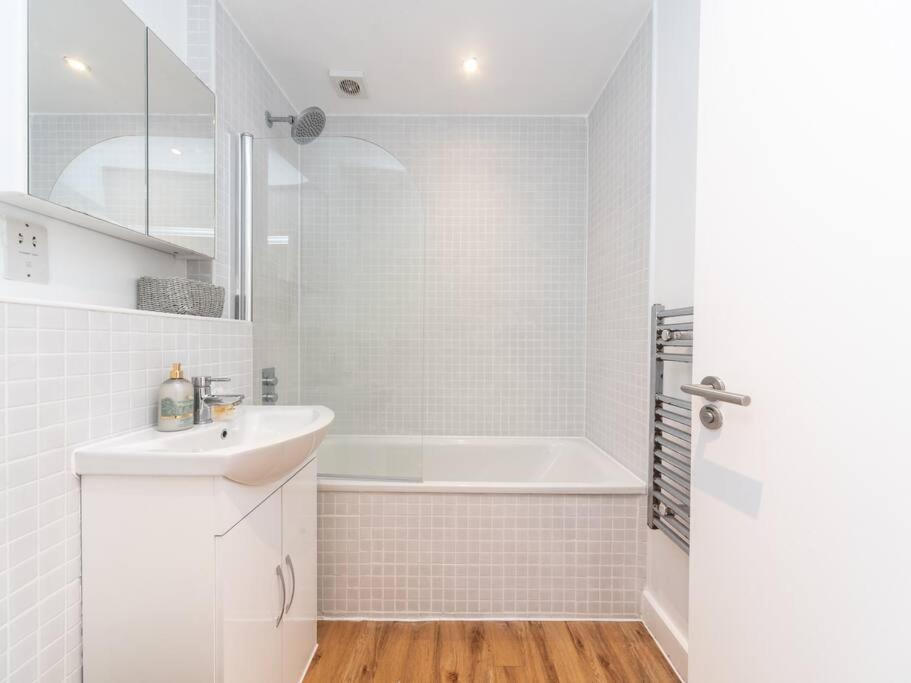 Апартаменты Bright & Modern 2-bed In Vibrant East Лондон
